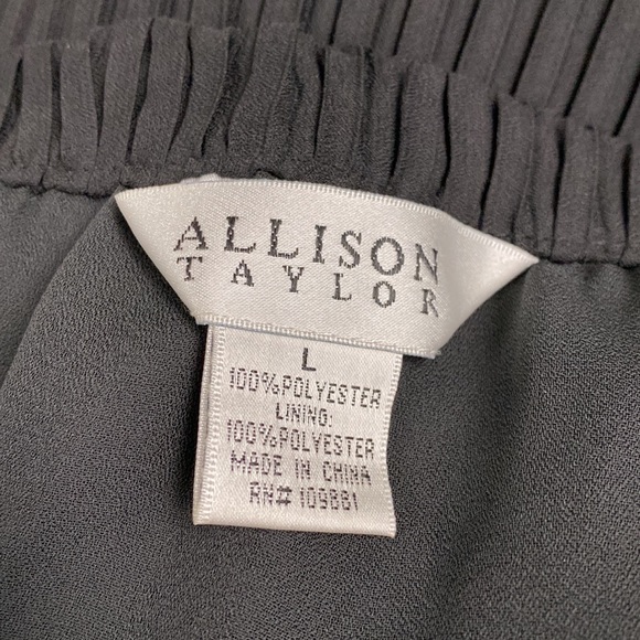 Allison Taylor pleated skirt - Picture 2 of 3